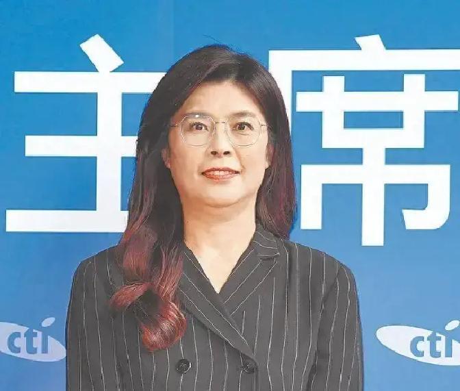 她因为反对战争，被整个台湾政坛封杀。蓝、绿、白三党，罕见地团结起来，围攻一