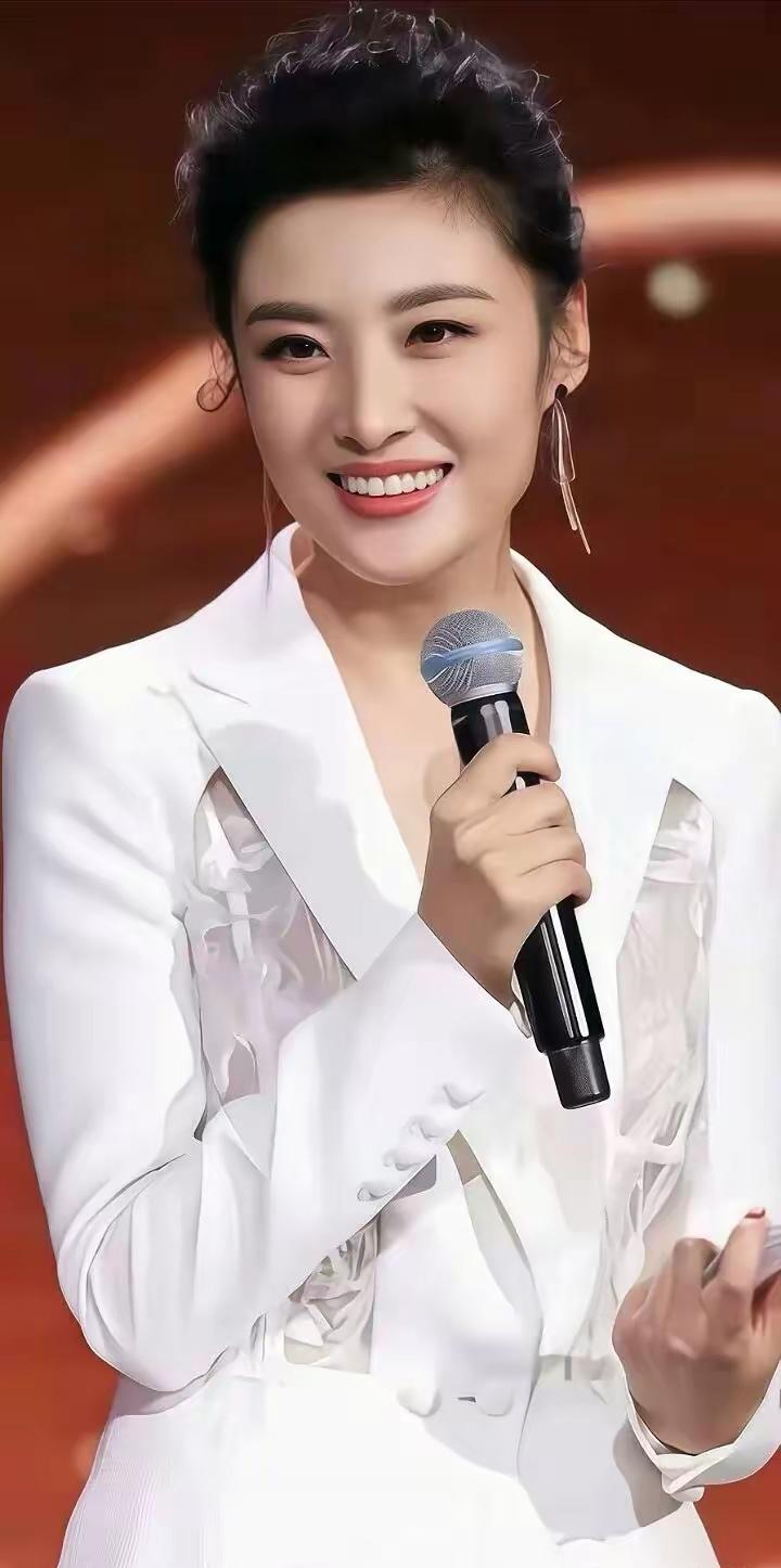 她曾经是央视女神级别的主持人，不但人长得漂亮，而且才华横溢，优雅端庄，美丽大方，