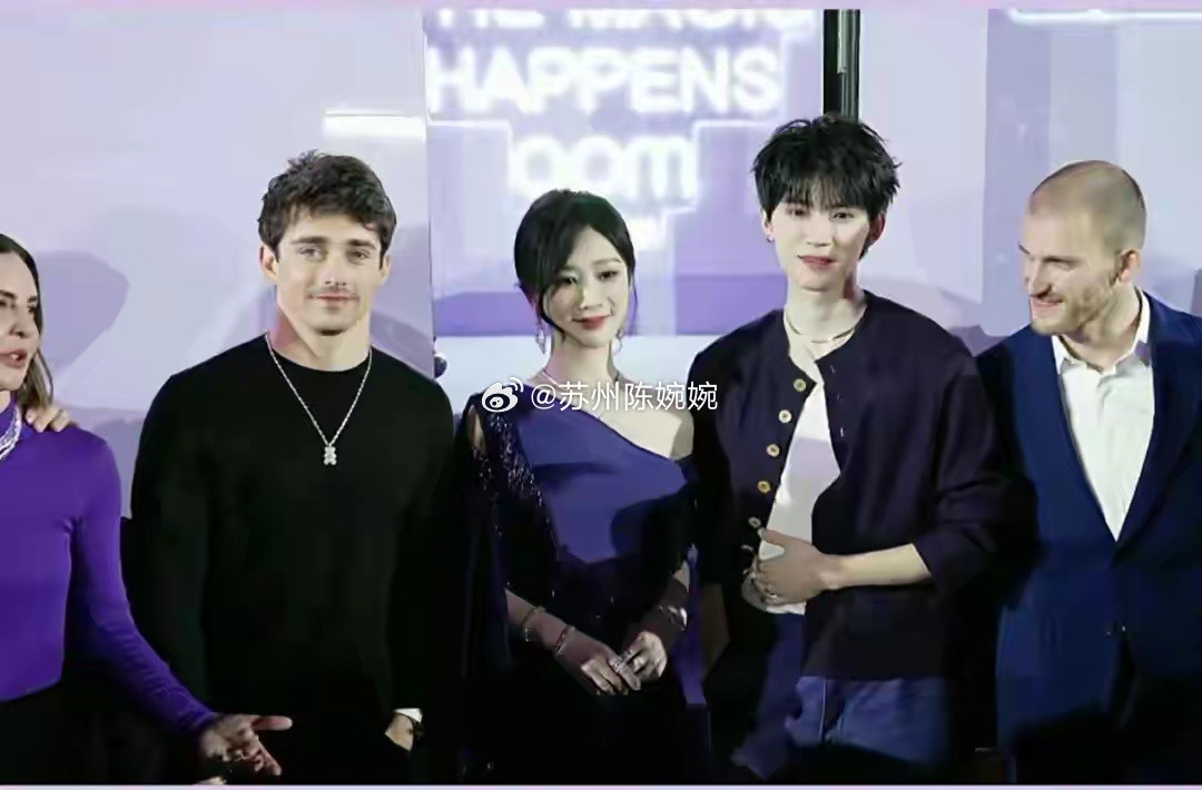 杨紫在秀场交到了新朋友！跨国同框太有爱，温柔大方圈粉无数杨紫在秀场交到了新朋友