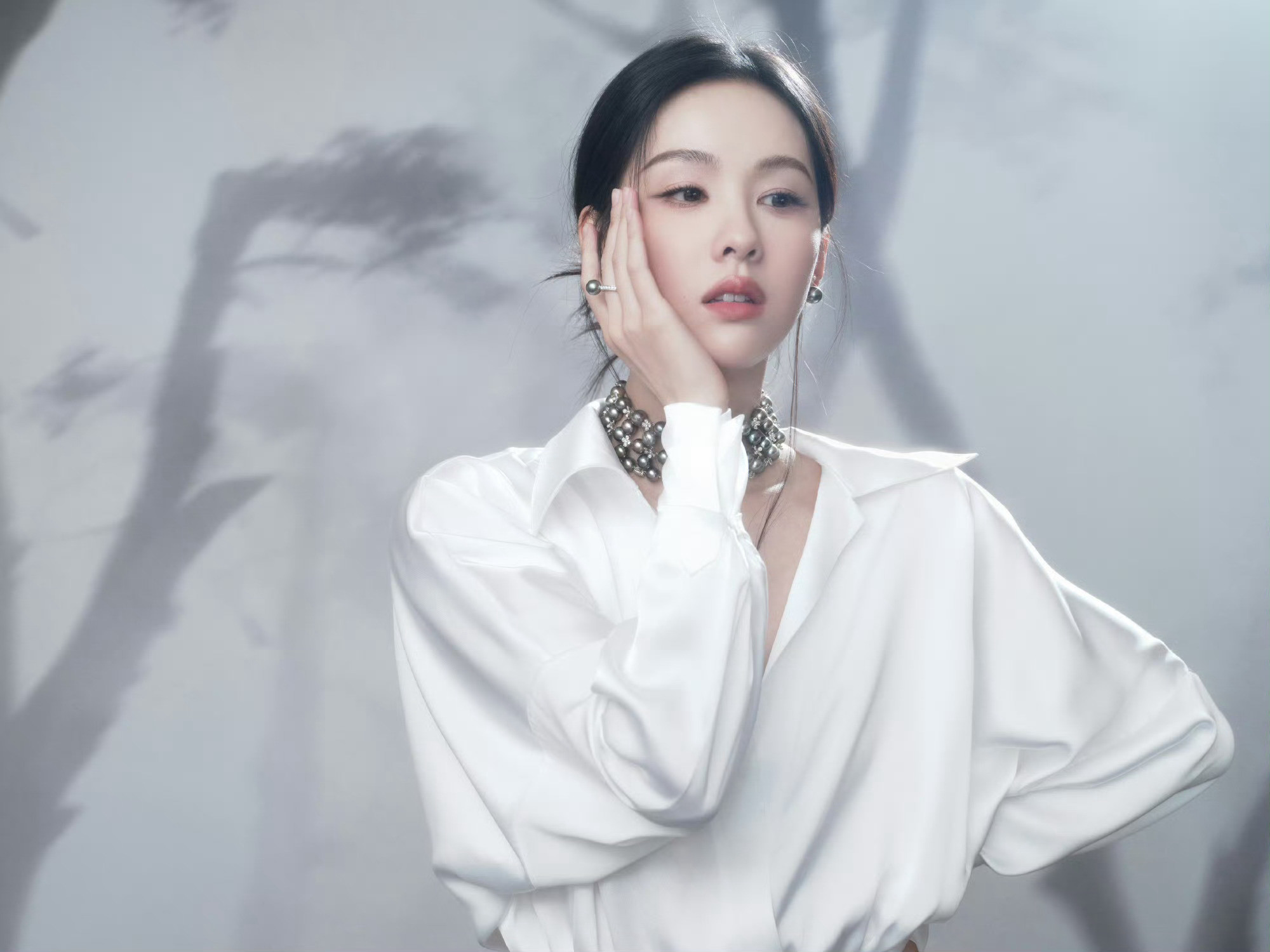 陈都灵戴了好多珍珠好美好美