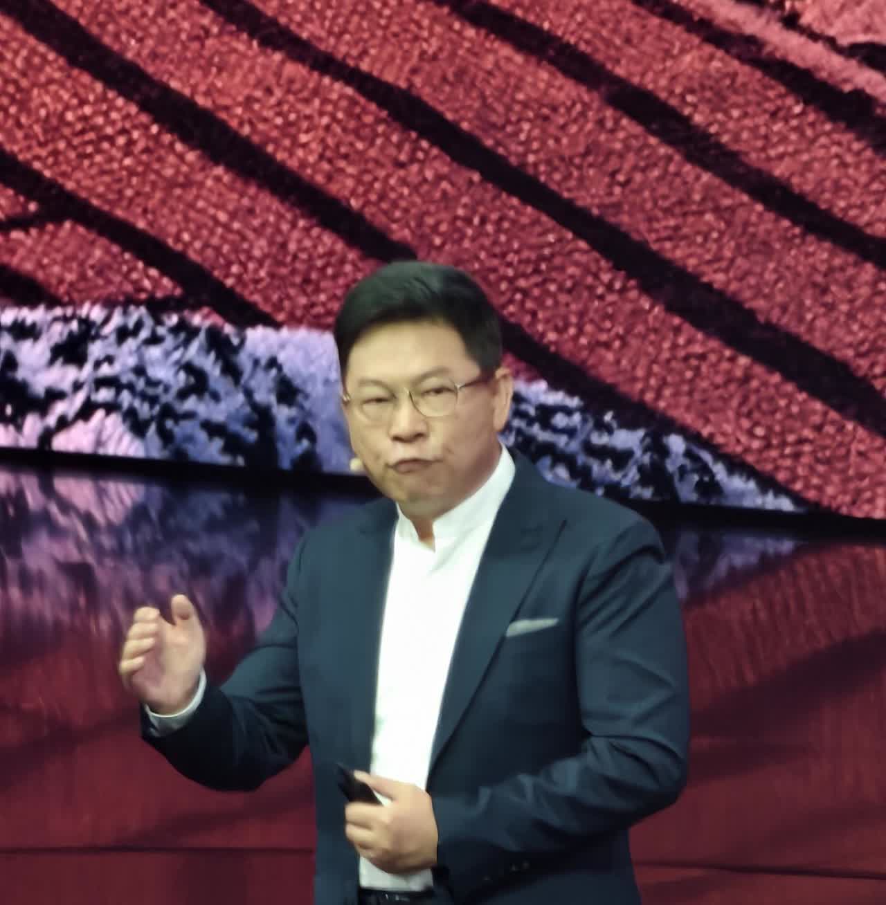 《鸿蒙智行发布会大佬说》华为余承东开场秀肌肉：鸿蒙智行交付突破90万。