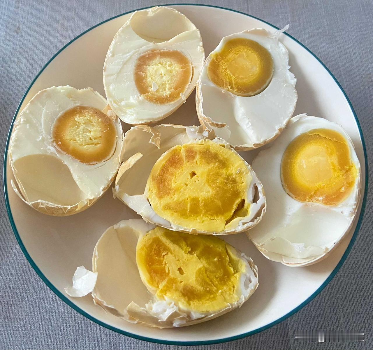 一个淡淡咸香，一个麻辣爽口，两个一起配醇香的小米粥，刚刚好。主食：小米粥（分