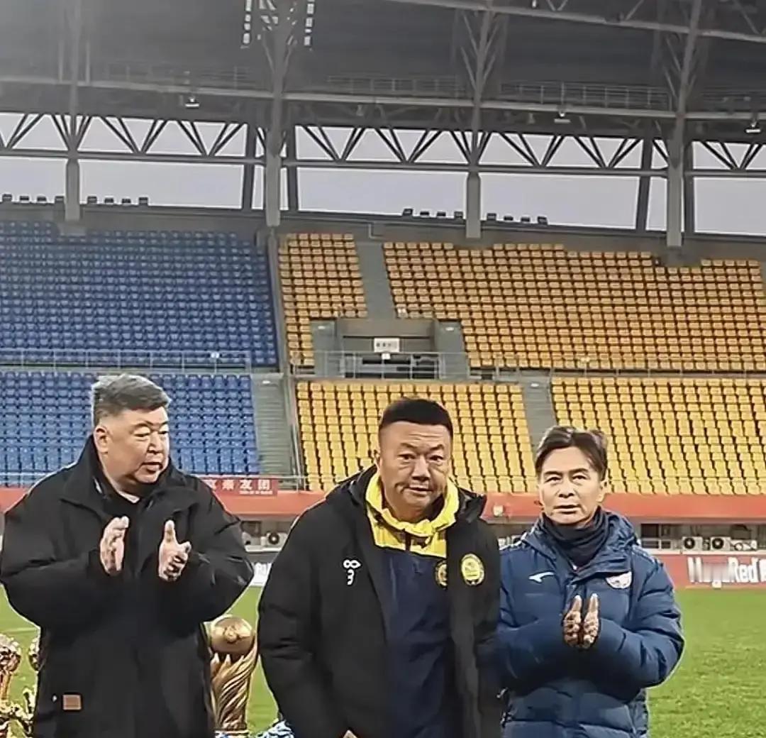 踹断7根肋骨的仇人，现在成了他每场比赛的队友。1999年，大连万达的徐弘一