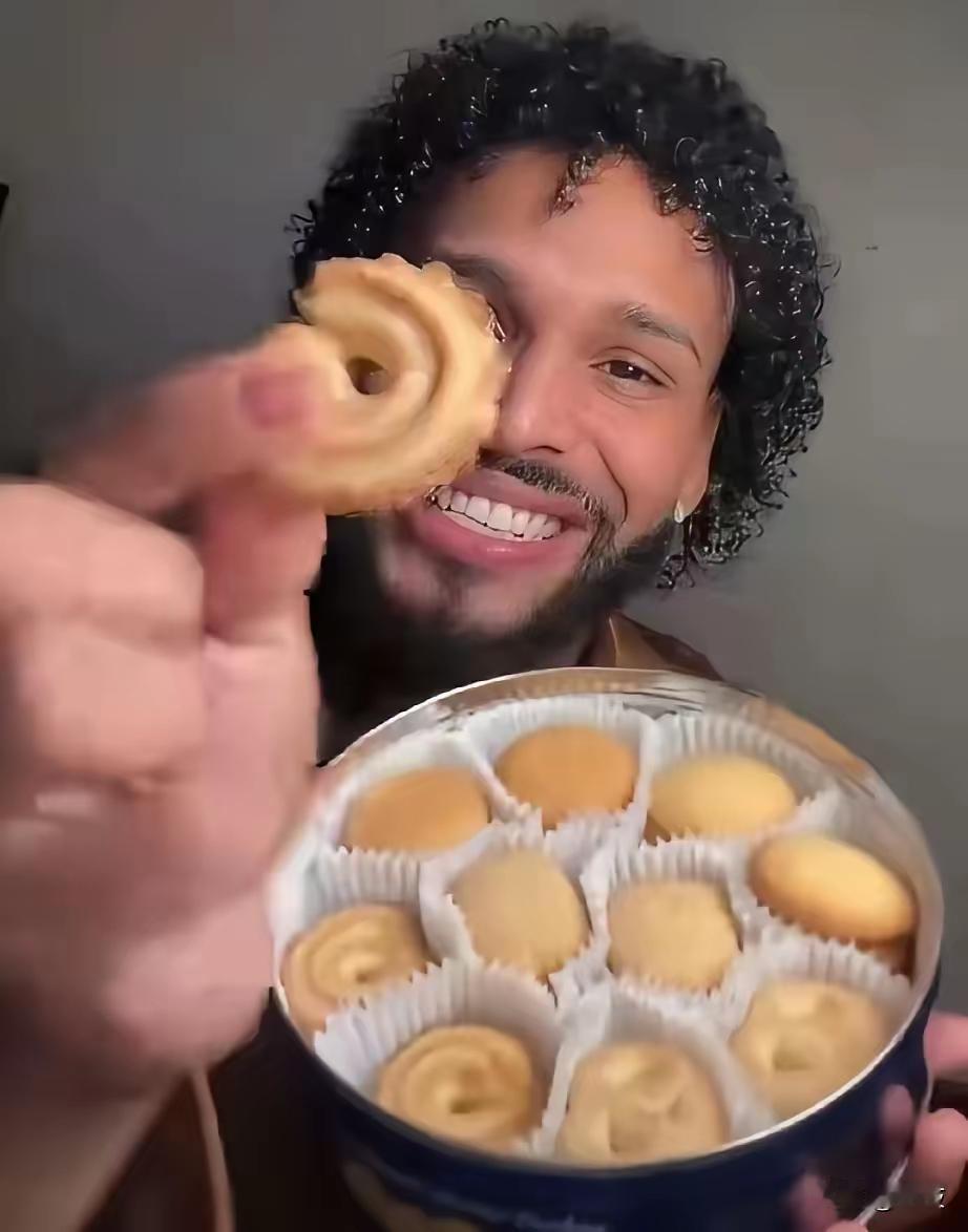 三锅又把美国人整破防了。这次是一盒丹麦蓝罐曲奇。一个老美在超市买了一盒丹麦蓝罐