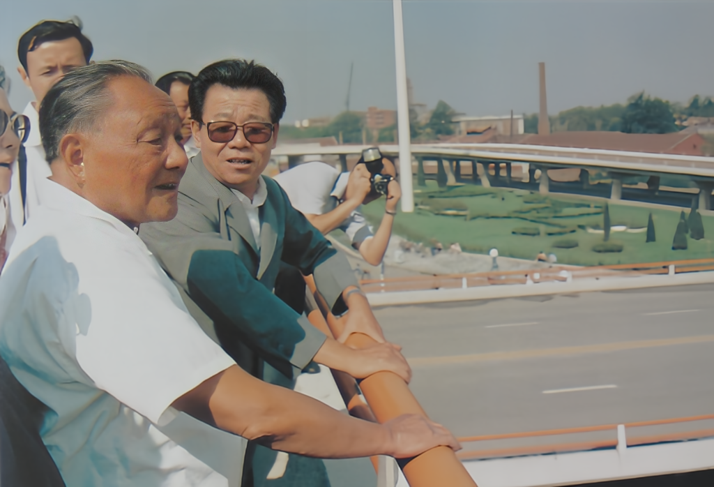 1986年，邓小平到天津视察新建的中环线八里台立交桥。他站在桥上瞭望，旁边那位戴