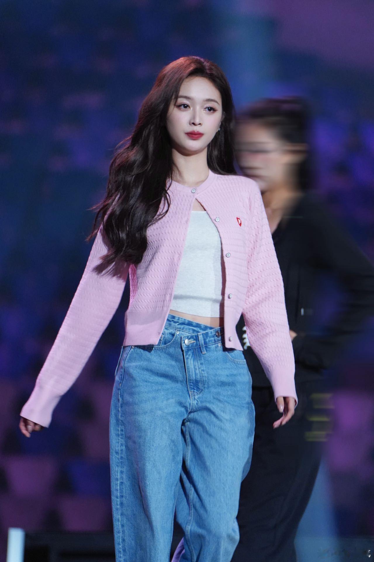 看到吴宣仪的脸可以原谅全世界每次不开心就翻吴宣仪的照片，这张优越的脸蛋的太治愈