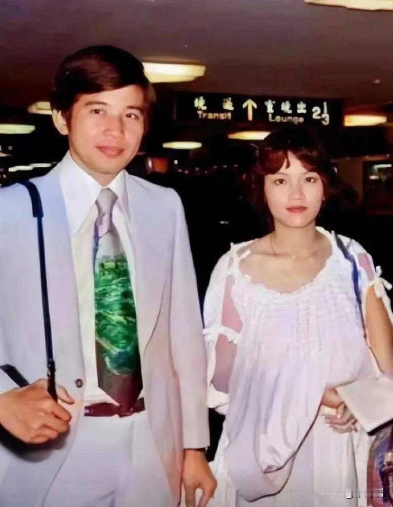 秦汉和自己的正牌妻子邵乔茵的罕见合影。镜头下的秦汉，身穿灰色西装，英俊儒雅，