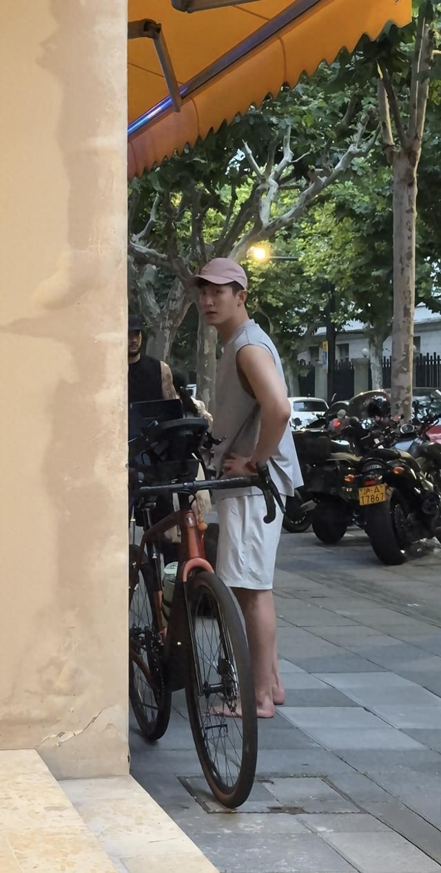 黄景瑜上海街头被偶遇，光脚随性模样太松弛事业上黄景瑜妥妥内娱硬汉代表，凭借