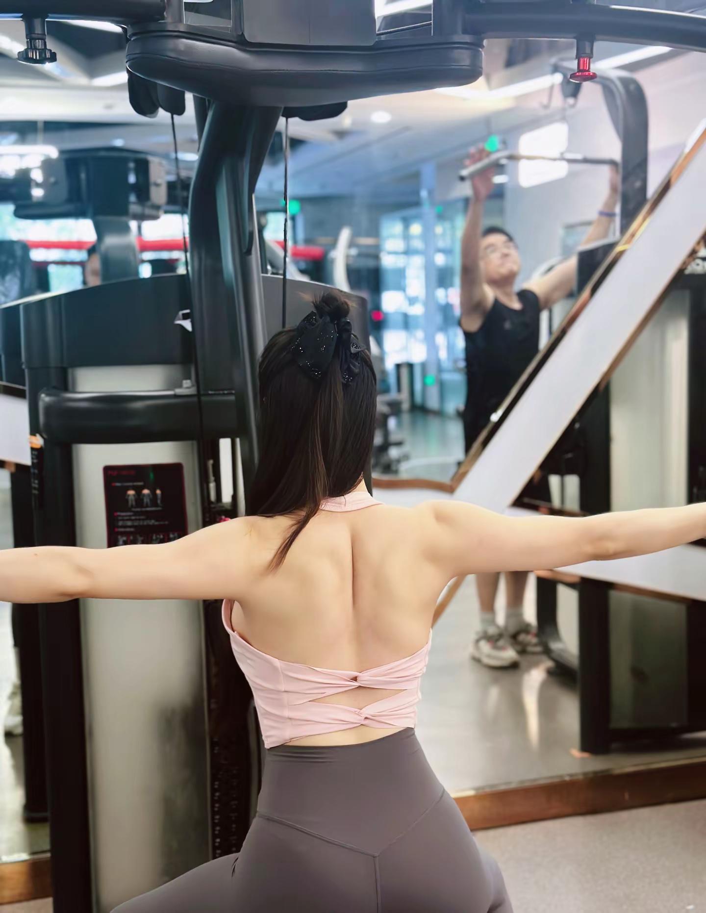 女生都去给我练背，一练一个不支声。