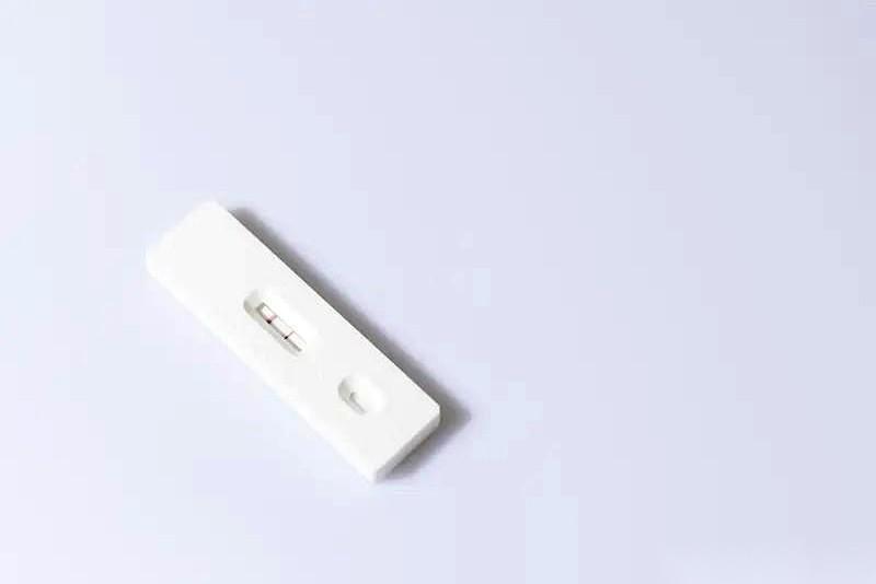 她手机就那么悄悄地对着我，摄像头开着。她说，医生，我老公不信这孩子是他的。你