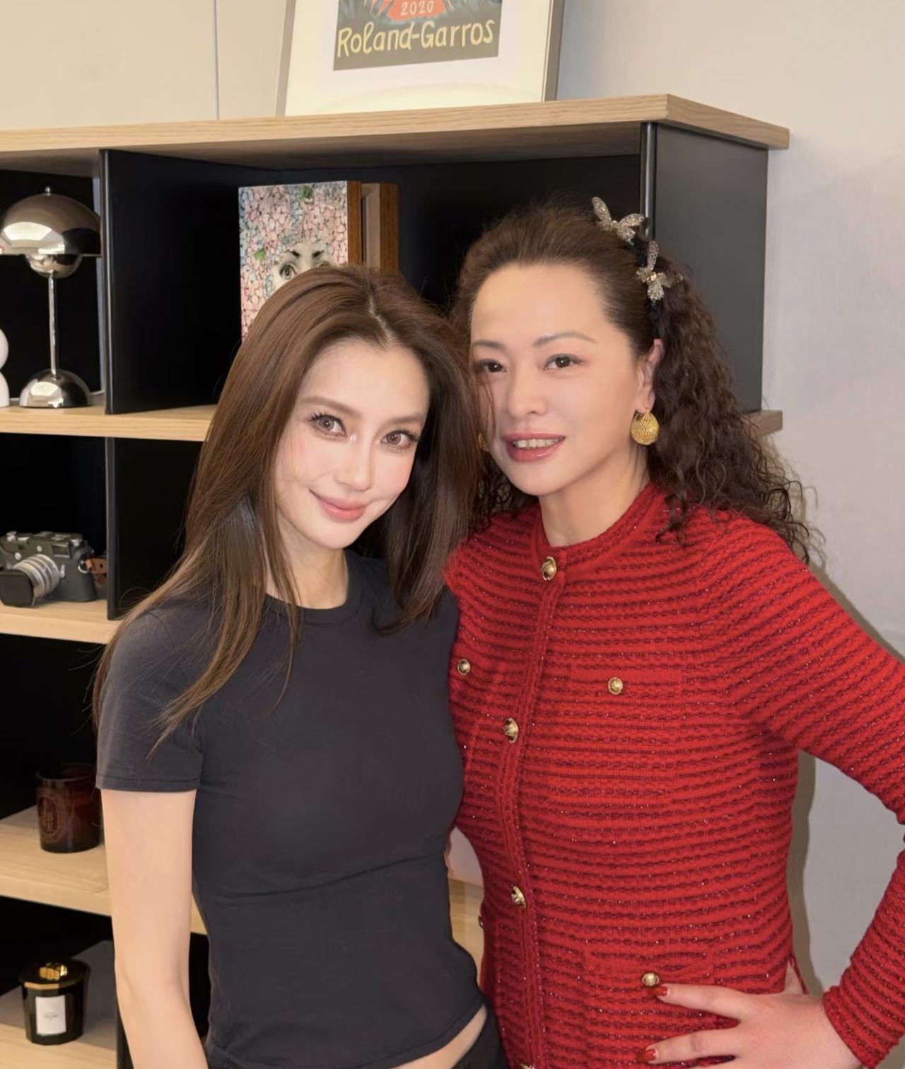 Anglebaby杨颖在上海朋友家里吃喜宴，她化了嫩模妆容，皮肤太白皙了，而且身