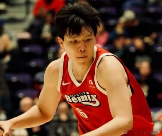 瀚森可以安心打G联赛慢慢练级，反正有保障合同，2年内能打出来就可以。国内其他人去