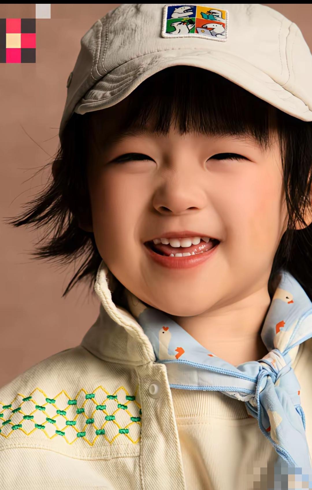 黄一鸣女儿闪闪成了童装代言人，闪闪在专业摄影师的拍摄下，每一张照片拍的都那么俏皮