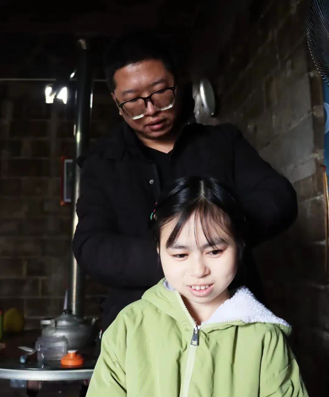 陕西一男子爱上了重庆女网友，千里迢迢追爱，到了她家后，看到满屋子的废品和坐在轮椅
