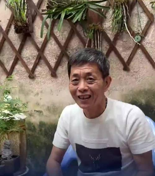 汕头一个守宅大叔，把祖宅白给剧组拍戏一年，一分钱没要。结果电影票房干到1.5