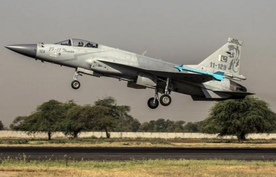 印尼向巴基斯坦求购40架枭龙战斗机，为何不是向我国购买？ 这事就奇怪了。“枭