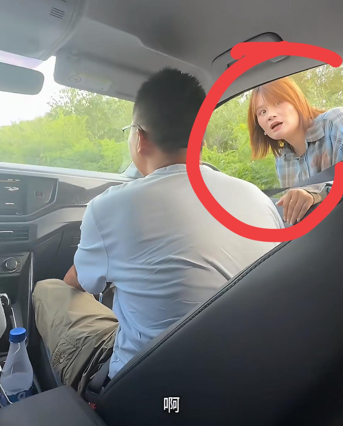 黑龙江一国道上，女子拦车借钱加油，一看到后排有人录像，女子马上摆摆手，不借了。如