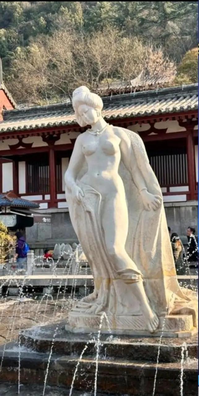 如果把华清池的贵妃出浴图换成图二，你认为这还是杨贵妃出浴图吗？我反正是认为图