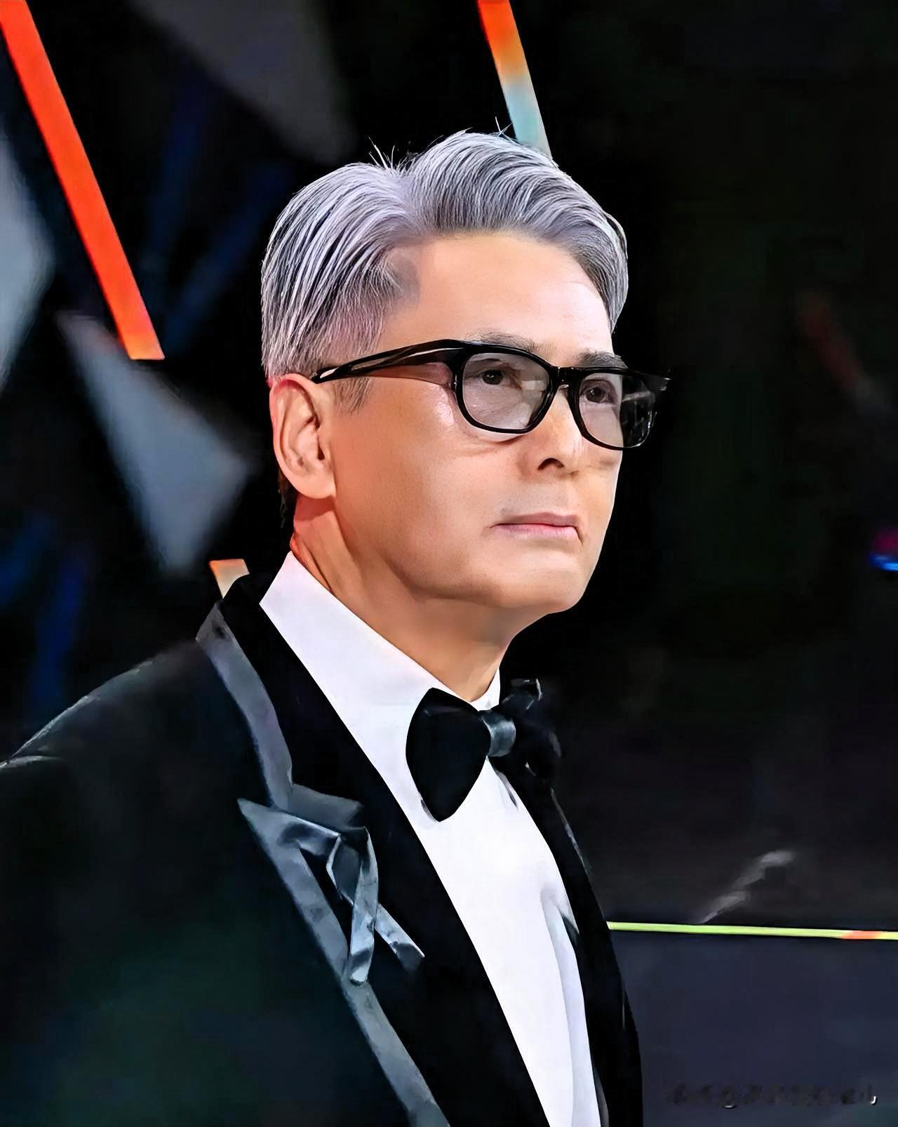 相由心生不是没道理的周润发真的变了周润发70岁了，今年他满头白发，依旧背