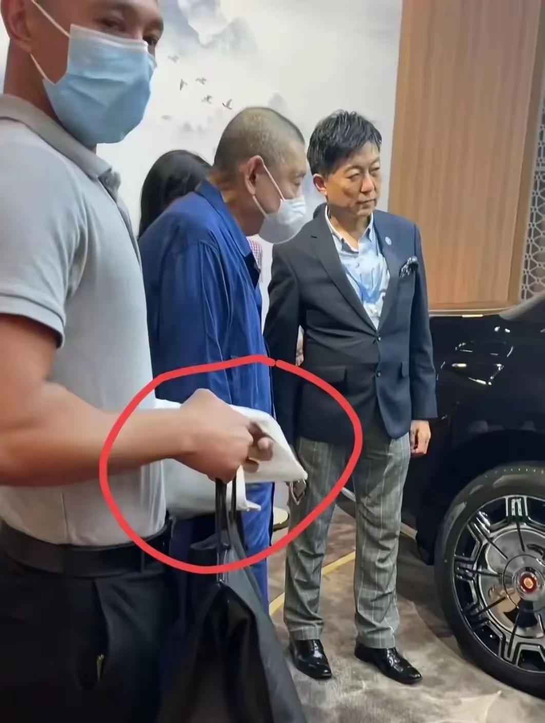 刘銮雄年轻商界称雄，晚年肾移植后深居。6月13日却携娇妻逛豪车店，一句“还有更贵