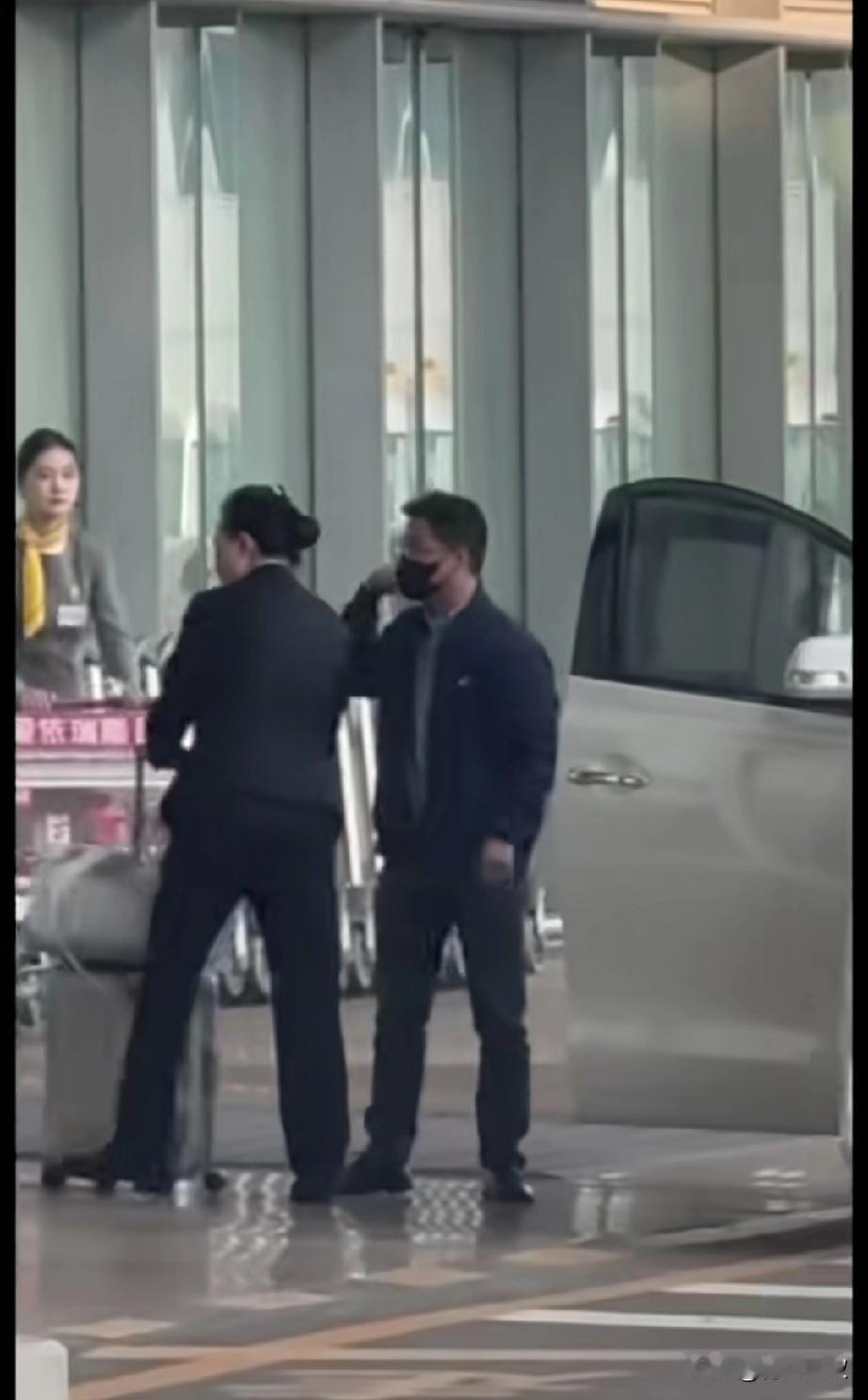 10月25日孙颖莎的行李和小白包已到南京了！这个车熟悉吗？就是莎莎受伤后，