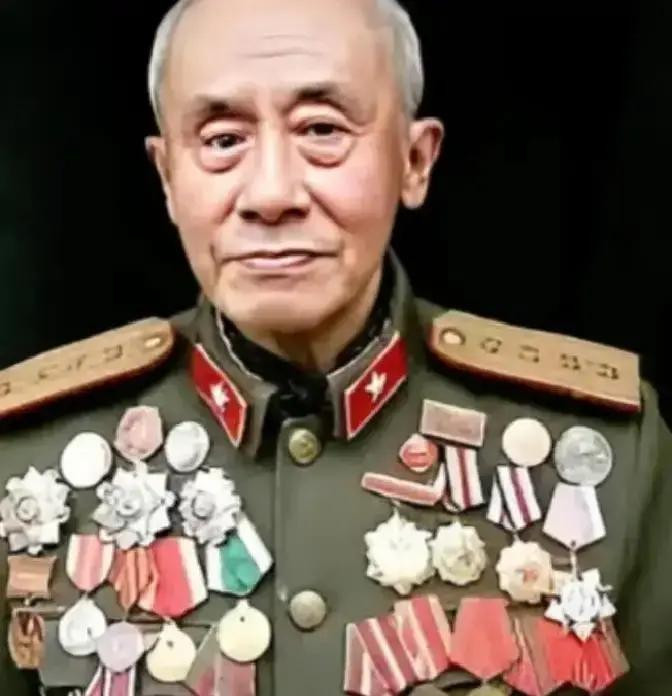 2009年四川凉山，老人肖万世离世。儿子收拾遗物，翻出一只旧皮箱，里面藏着十枚一