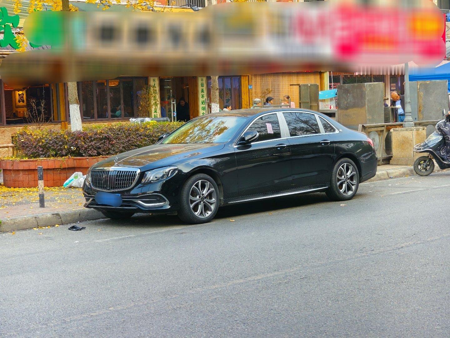 又是奔驰E改迈巴赫，大灯和前脸、C柱标都换了，怎么不再换个轮毂