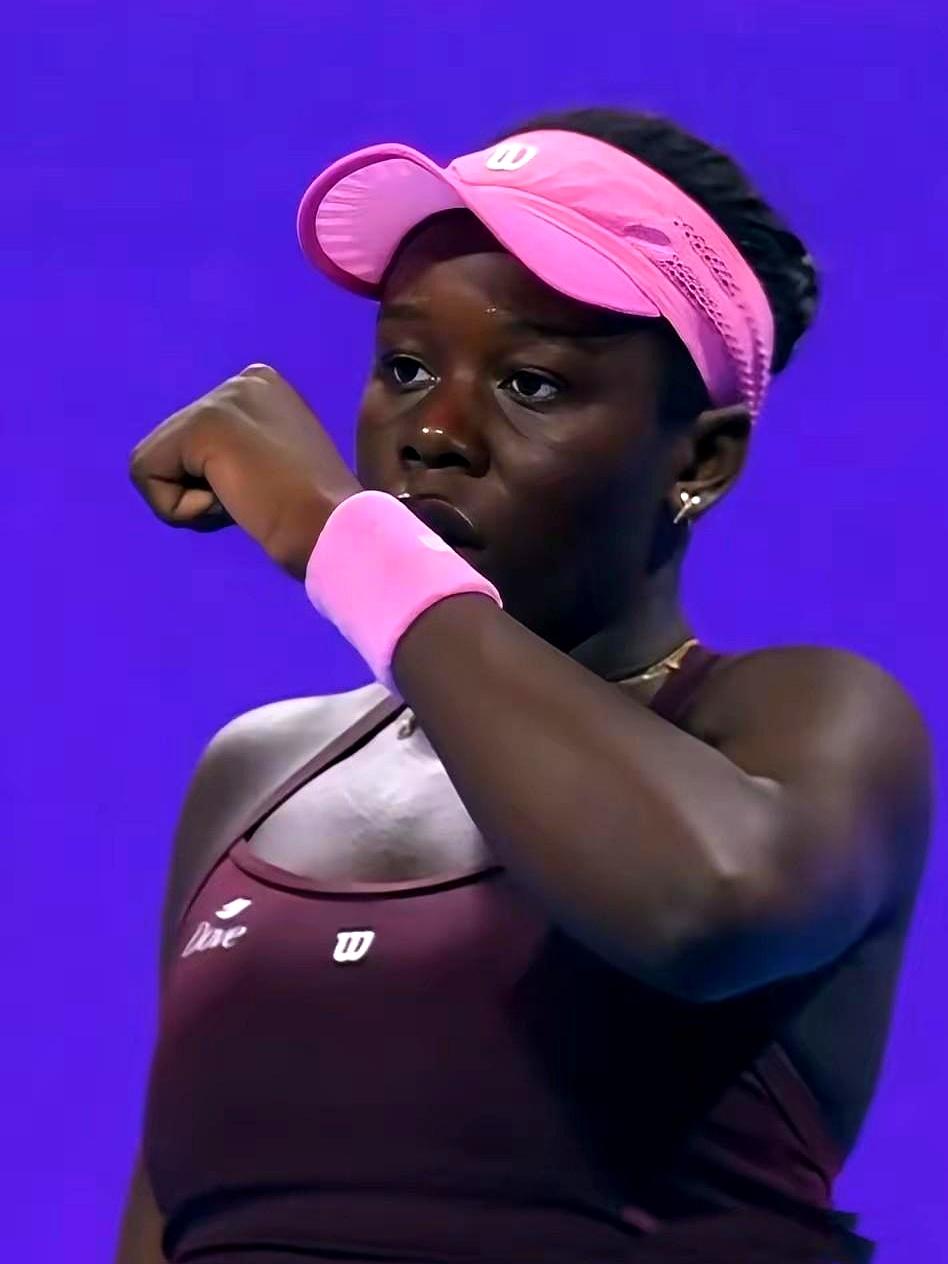 19岁，她凭40%概率压过所有名将。她把新科澳网冠军莱巴金娜打到摔拍子。