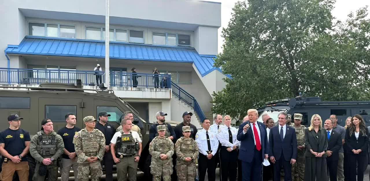 他竟然这么高！比警卫队人员高这么多！今天在华盛顿活动现场，他为警卫人员发