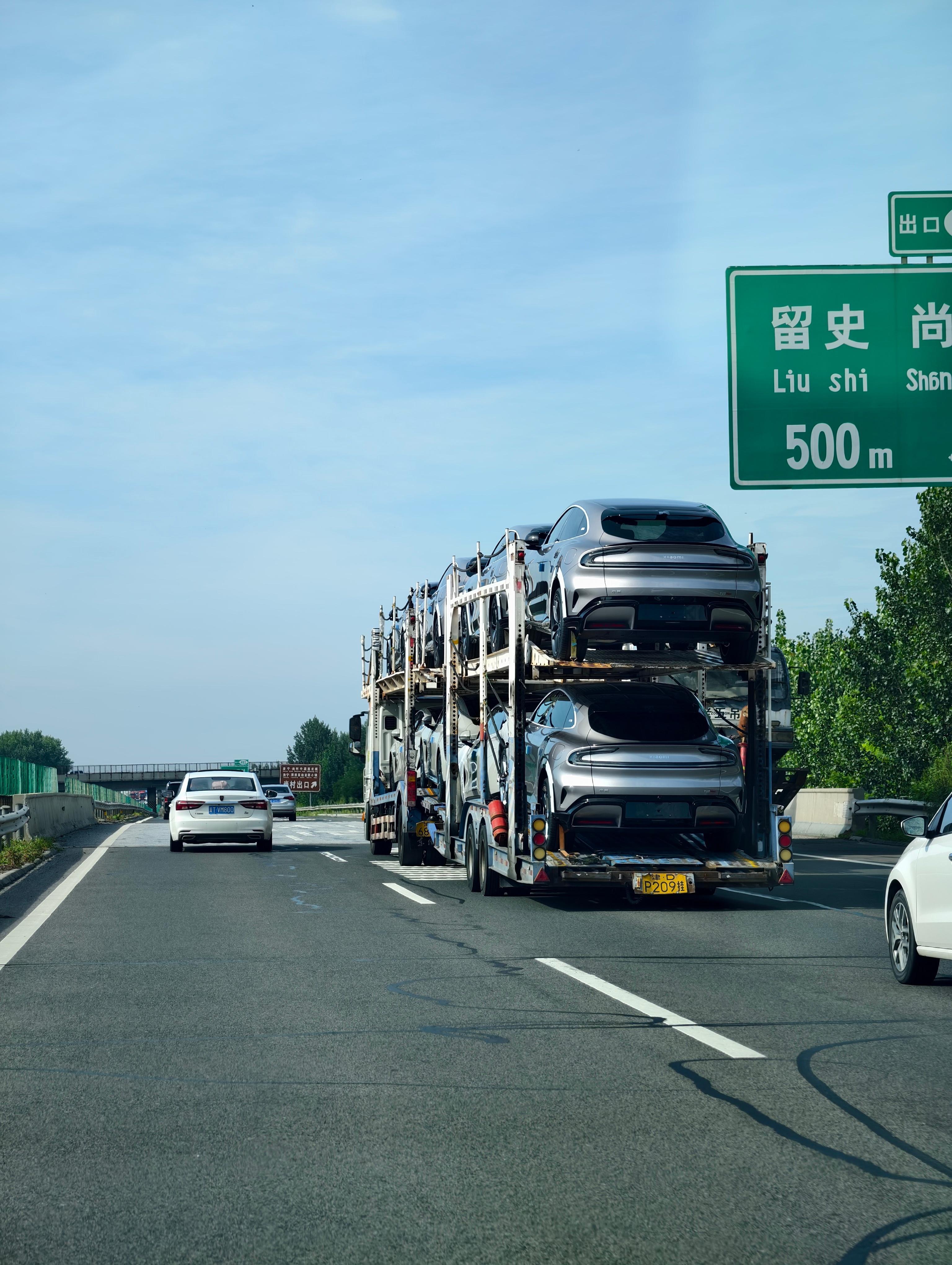 又看到一车小米SU7​​​