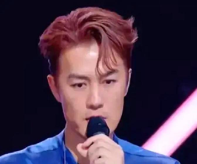 “这歌现在谁还听？”吴克群一句话，欢子的脸直接挂不住了。彩排现场，空气凝固。