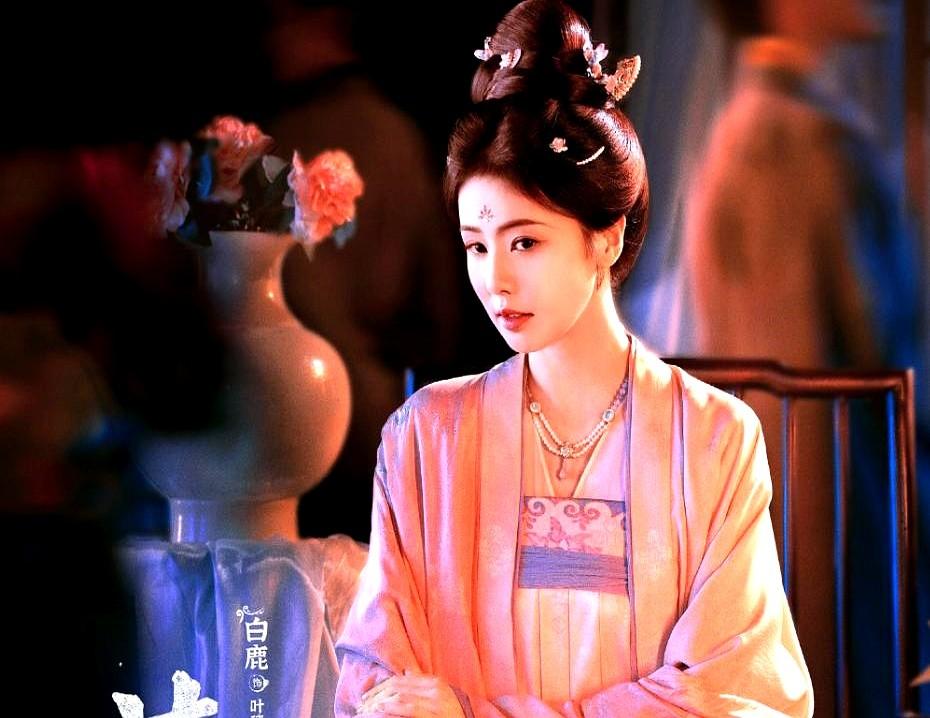 难怪像肖战这样的演员，怎么也不愿意上综艺。白鹿这几年扎进各大真人秀，在镜头前毫