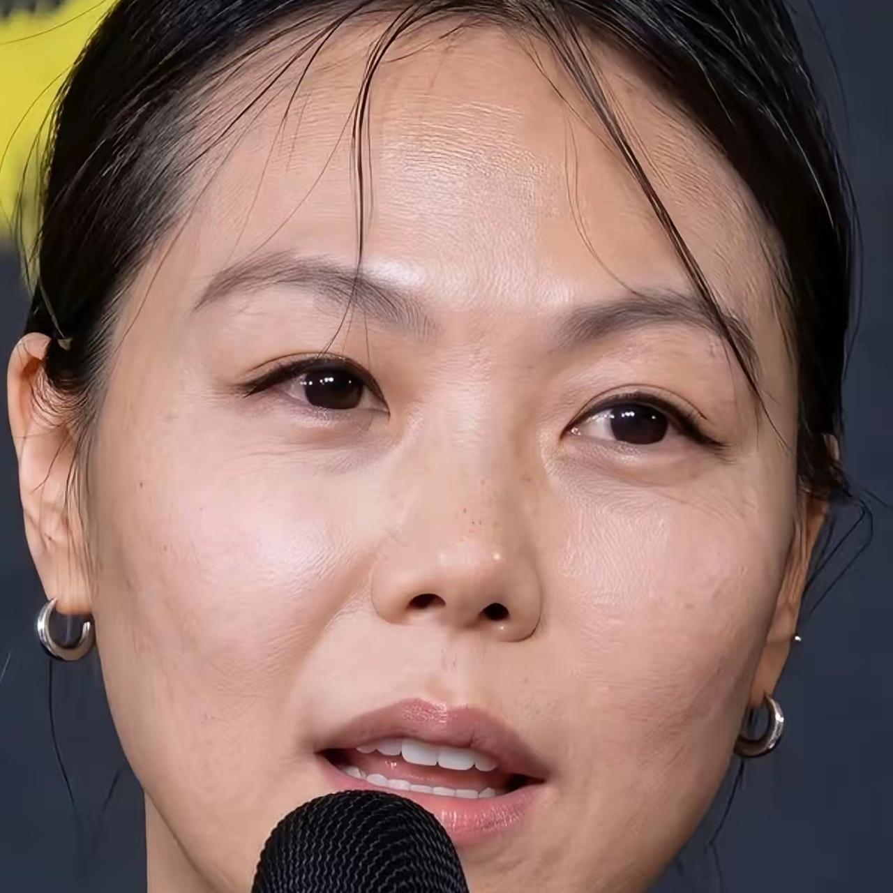 别再说金敏喜状态差了，她只是不打扮，没化妆而已。老头是顶级豪门，金敏喜没名分