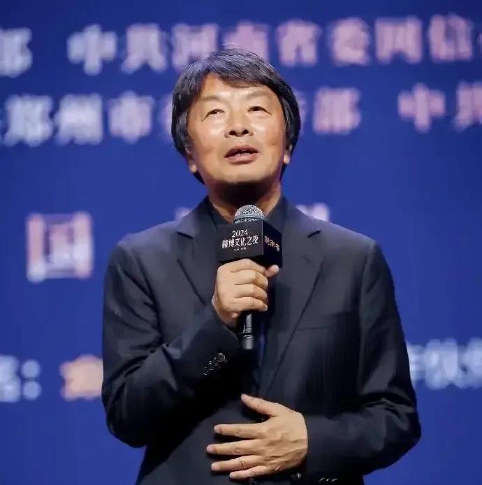 刘震云把一辈子找不到说话人的孤独写成六百页的小说，我连夜看完，合上书先给老爸发微