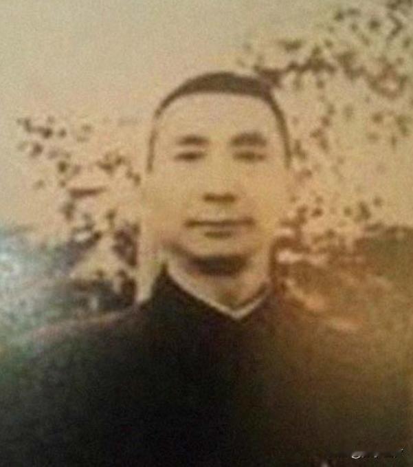 渡江战役中，解放军在芜湖打扫战场时，见几个士兵围坐在一具尸体前大哭，便上前询问，