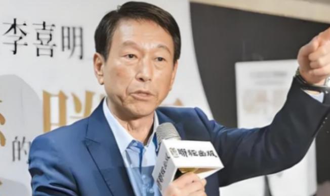 岛内彻底炸锅了！台湾前最高军事长官李喜明，终于说出了没人敢讲的大实话，解放军迟迟