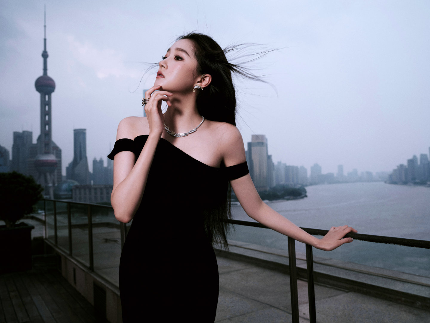 关晓彤：黑裙衬身，与都市景致共展魅力​​​