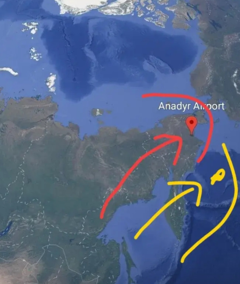 图中黄色是震源，红色是俄核潜艇母港湾，本次堪察加地区地震震级为8.7级，震源深度