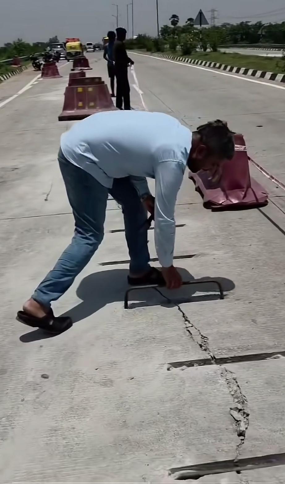 如果公路出现裂缝，推荐一种印度修法！公路出现裂缝，如果裂缝较小，各个国家基本