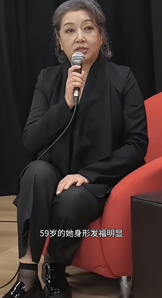 你还在为59岁女神白发皱纹可惜？别傻了，她们压根没空搭理你，转身就去拿奖、开公司