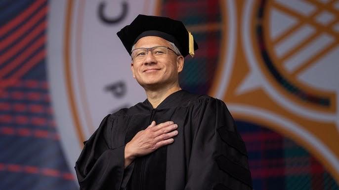 英伟达CEO黄仁勋在卡内基梅隆大学2026届毕业典礼上发表演讲，从自身移
