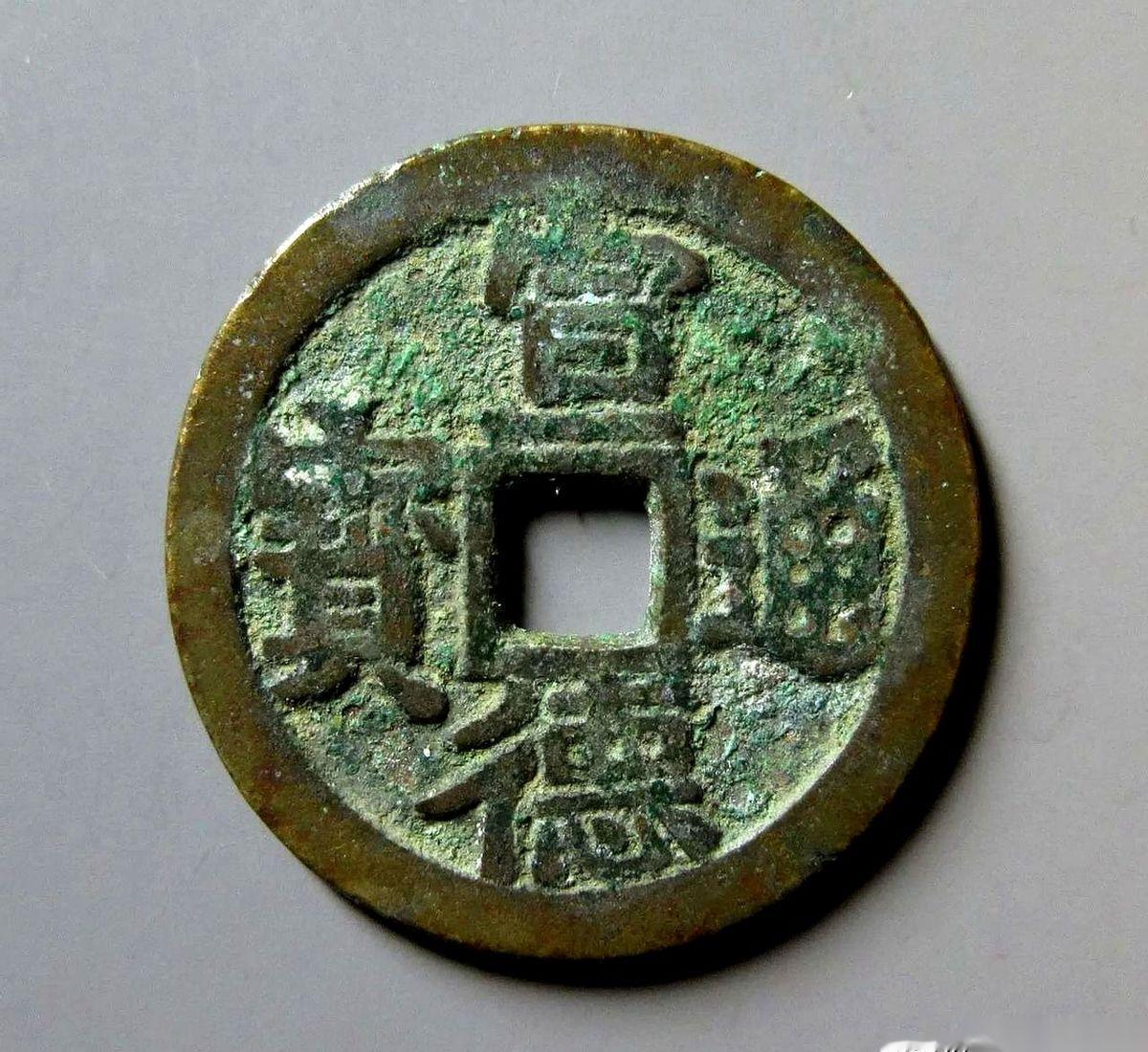 100块，在县城古玩市场，买个“明代真品”。阿宝把这枚铜钱塞给我的时候，那眼神比