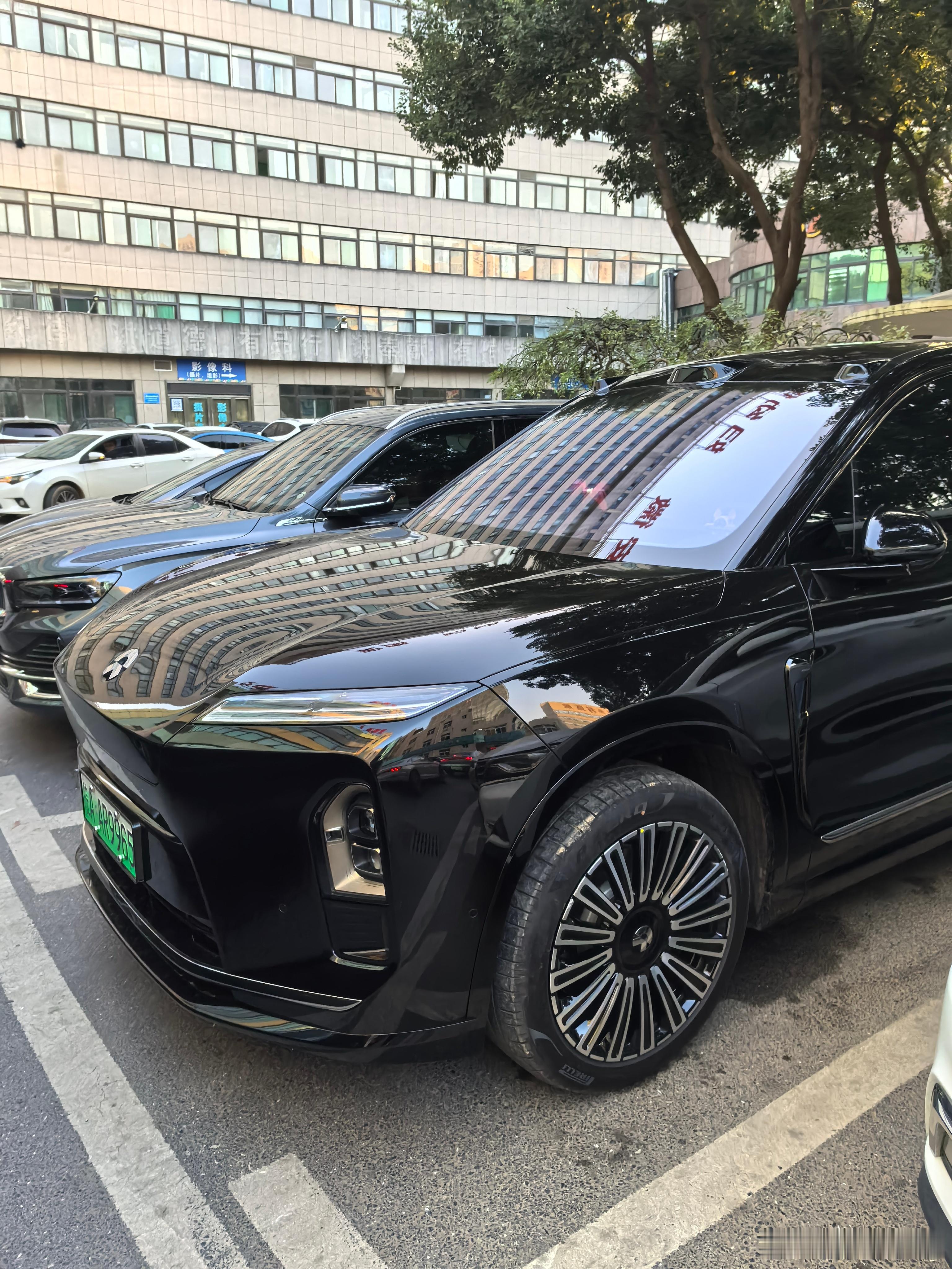 出来办事同一个停车区域竟然停了两辆蔚来全新ES8合肥人民果然是近水楼台先得月黑白