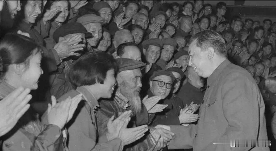 1978年3月6日下午，华国锋主席等接见第五届全国人民代表大会第一次会议代表时，