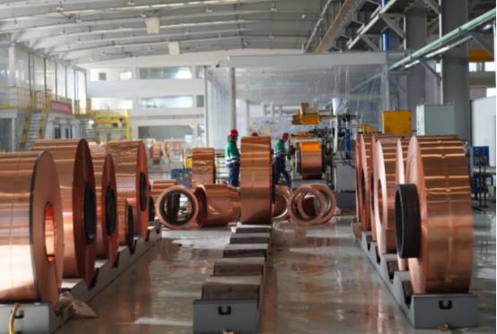 美国这次懵了，最近美国大量囤积了铜，把铜价炒上天去了，可美国万万没料到，中国根本