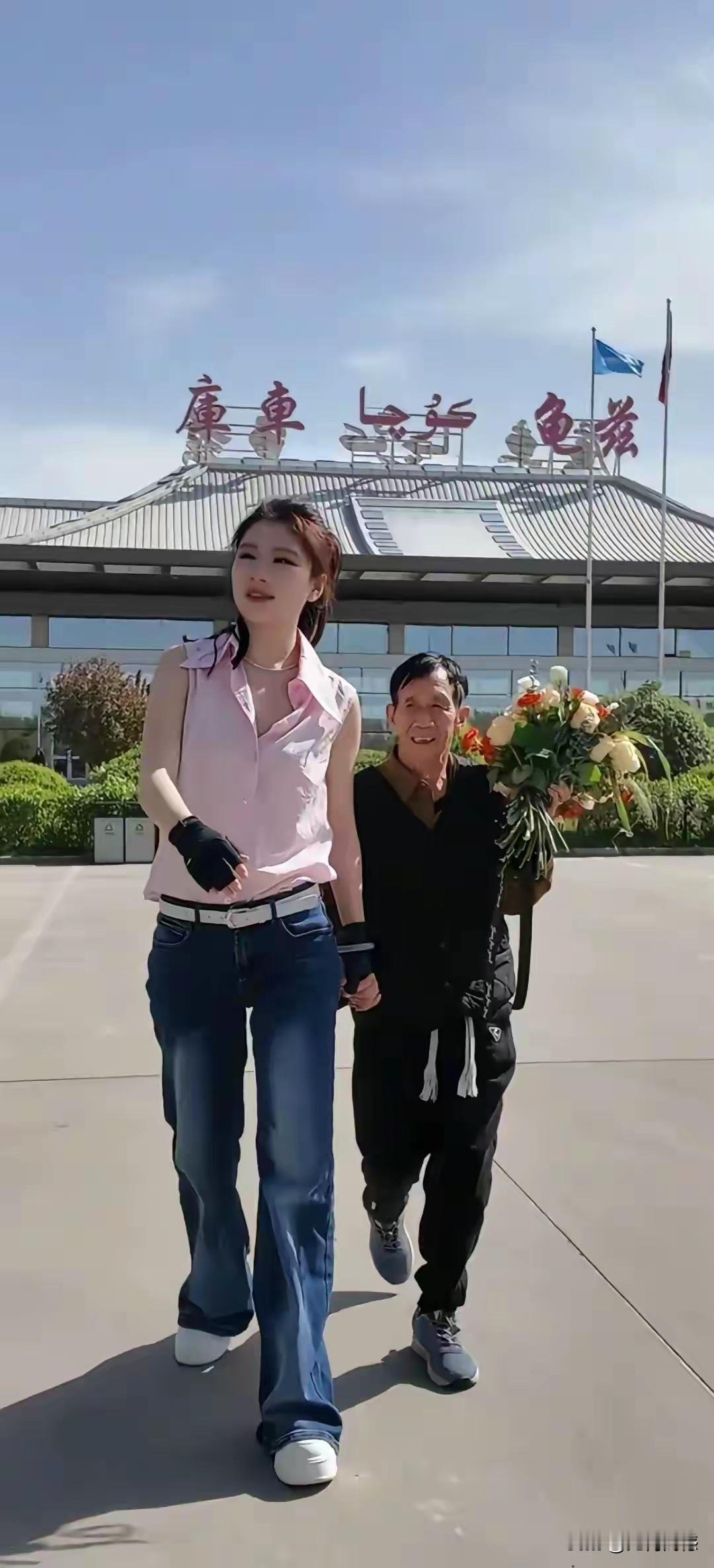 漂亮的女儿，厚道的父亲，虽然女儿的身高比父亲高出一大截子，但是看女儿的长相，如果