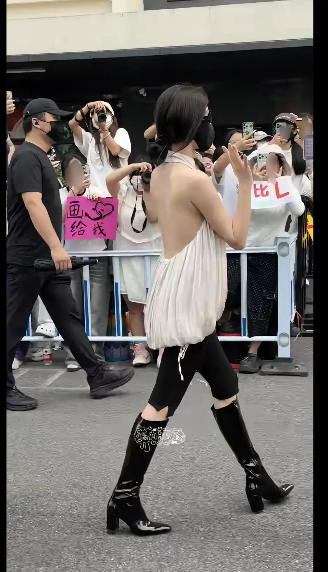 虞书欣穿这么暴露脸却捂这么严实