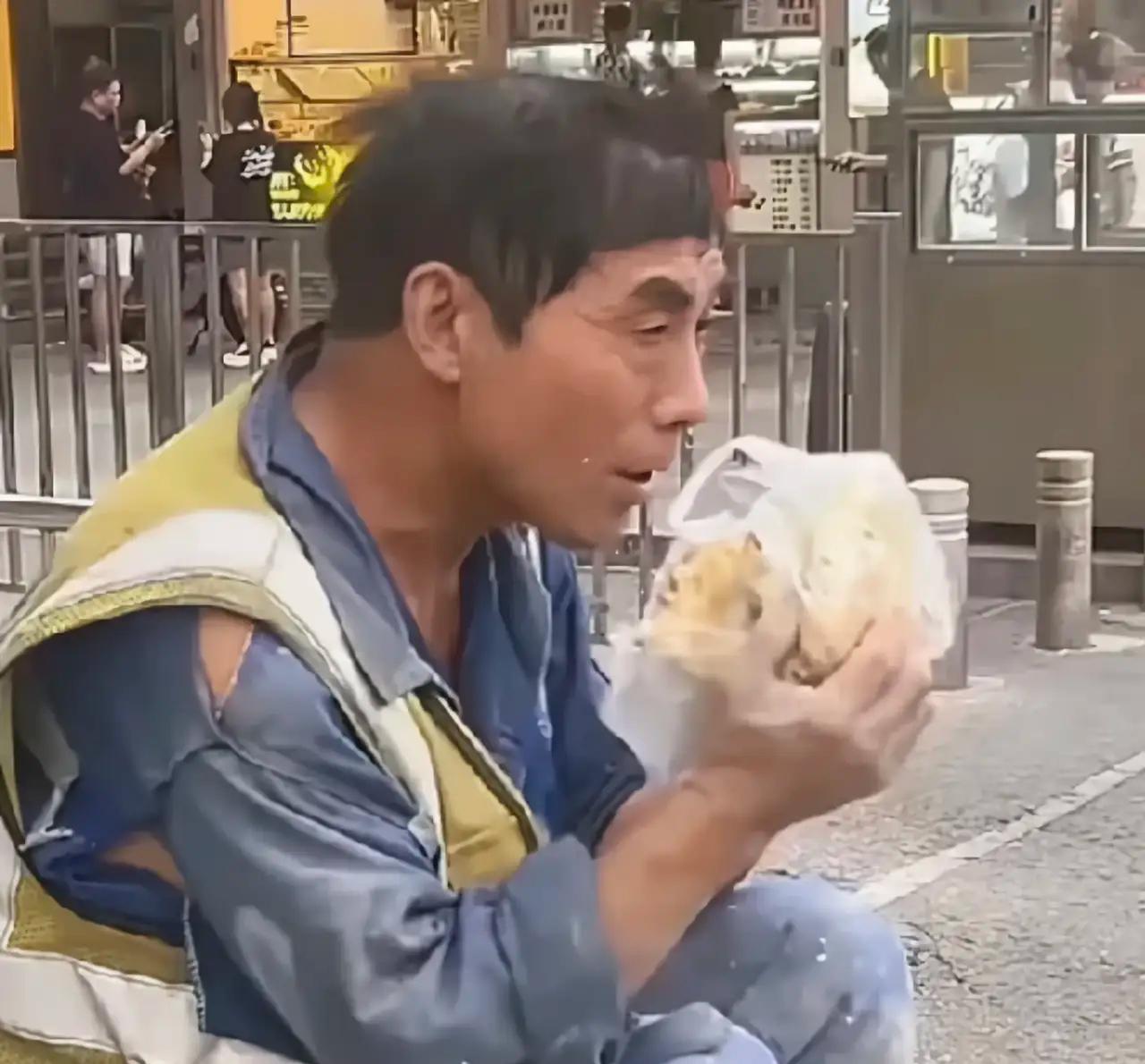 7年未归的打工者：电话那头的愧疚与肩头的重担泪目！农民工太不容易了！贵州一男