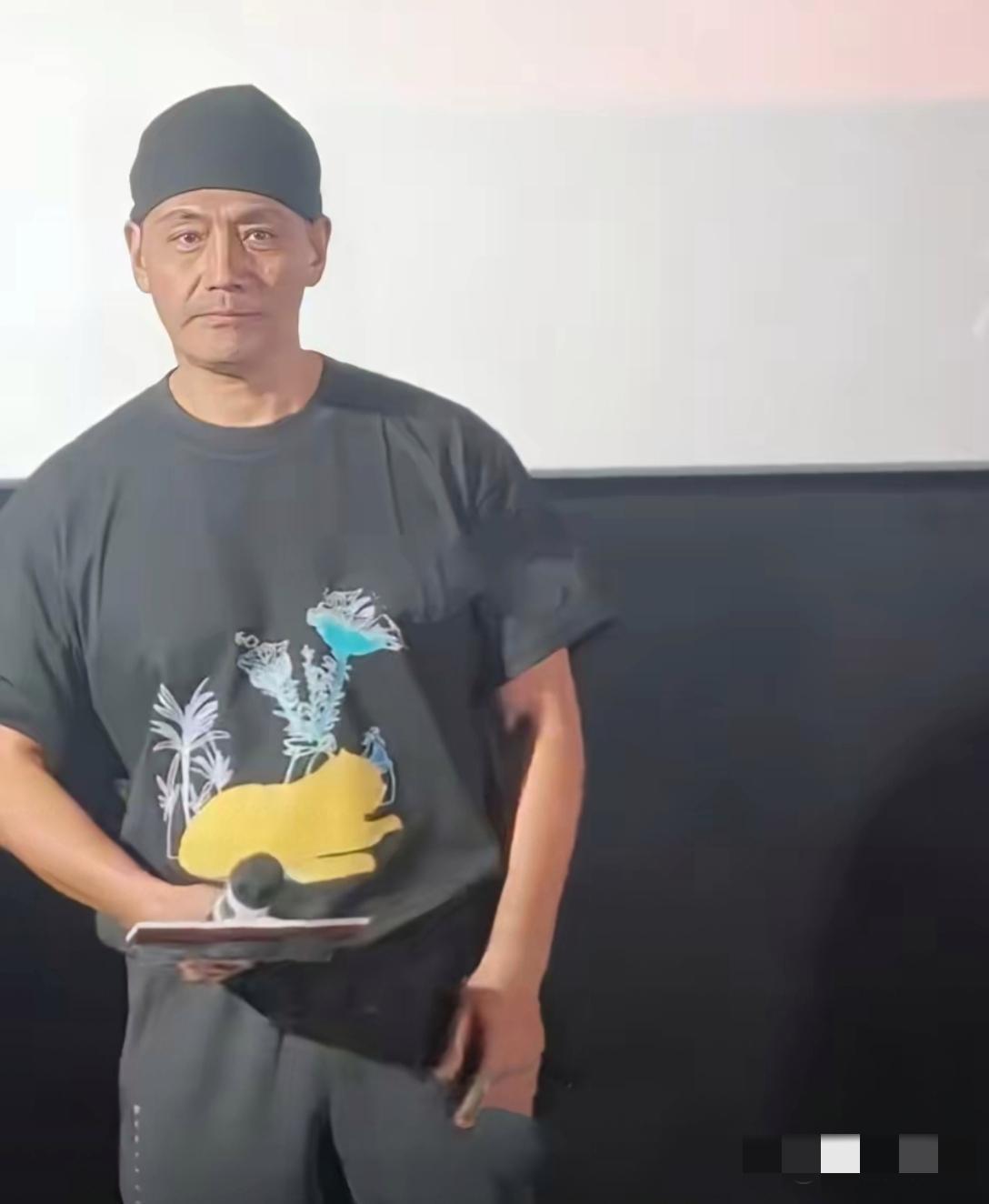 哇哦，五十多岁的邵兵也肉眼可见的老了不少：虽然依旧胖瘦合度，帅气有型，但法令纹清