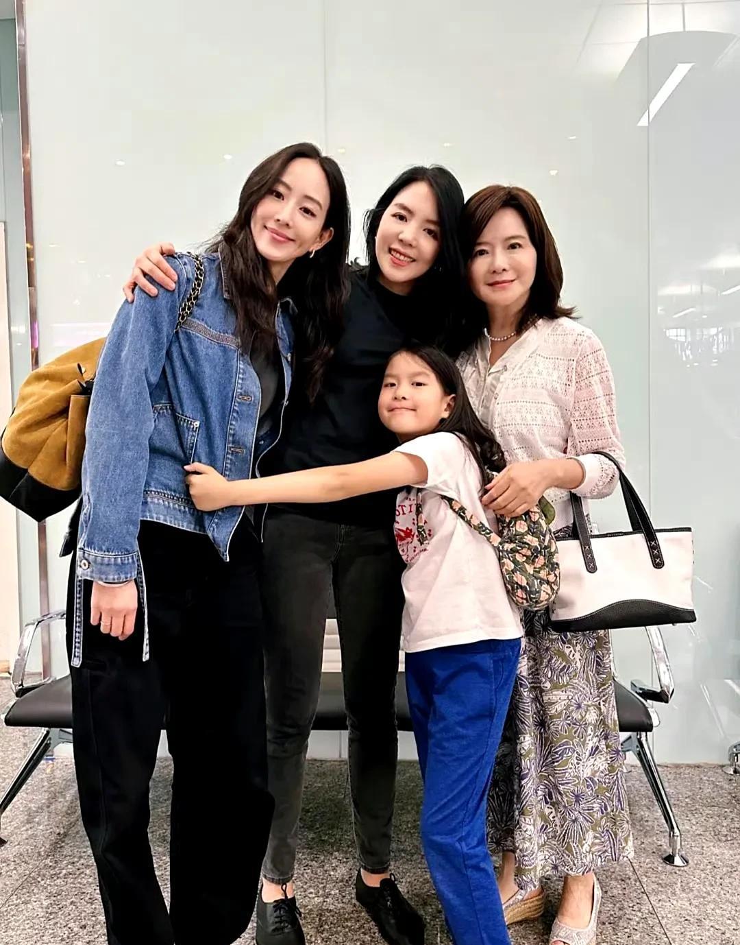 张钧甯跟她妈、姐还有外甥女一块儿逛街呢，这一家子基因也太能打了吧！三代人个个都好